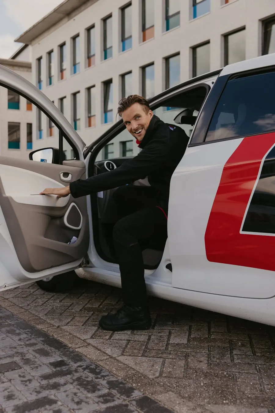 Beveiliger van Unit4security bij de dienstauto