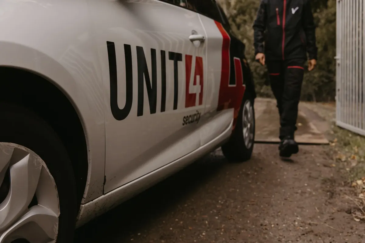 Beveiliger van Unit4security stapt uit de dienstauto
