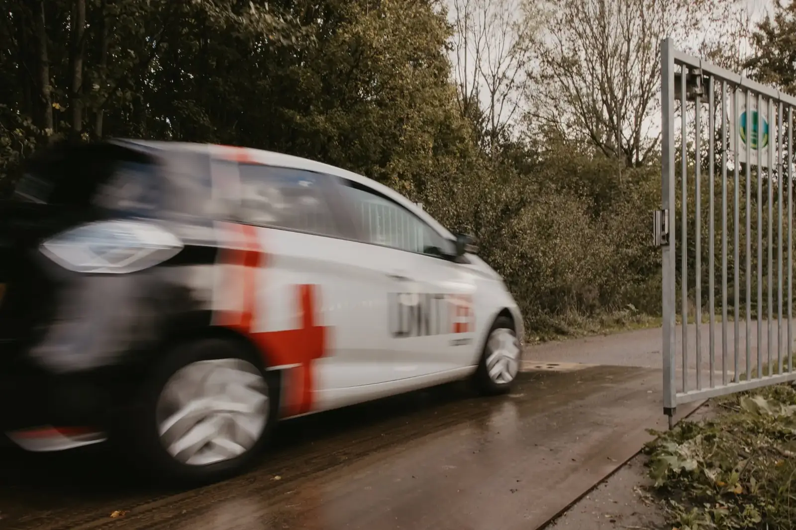 Surveillance-auto van Unit4security rijdt een terrein op