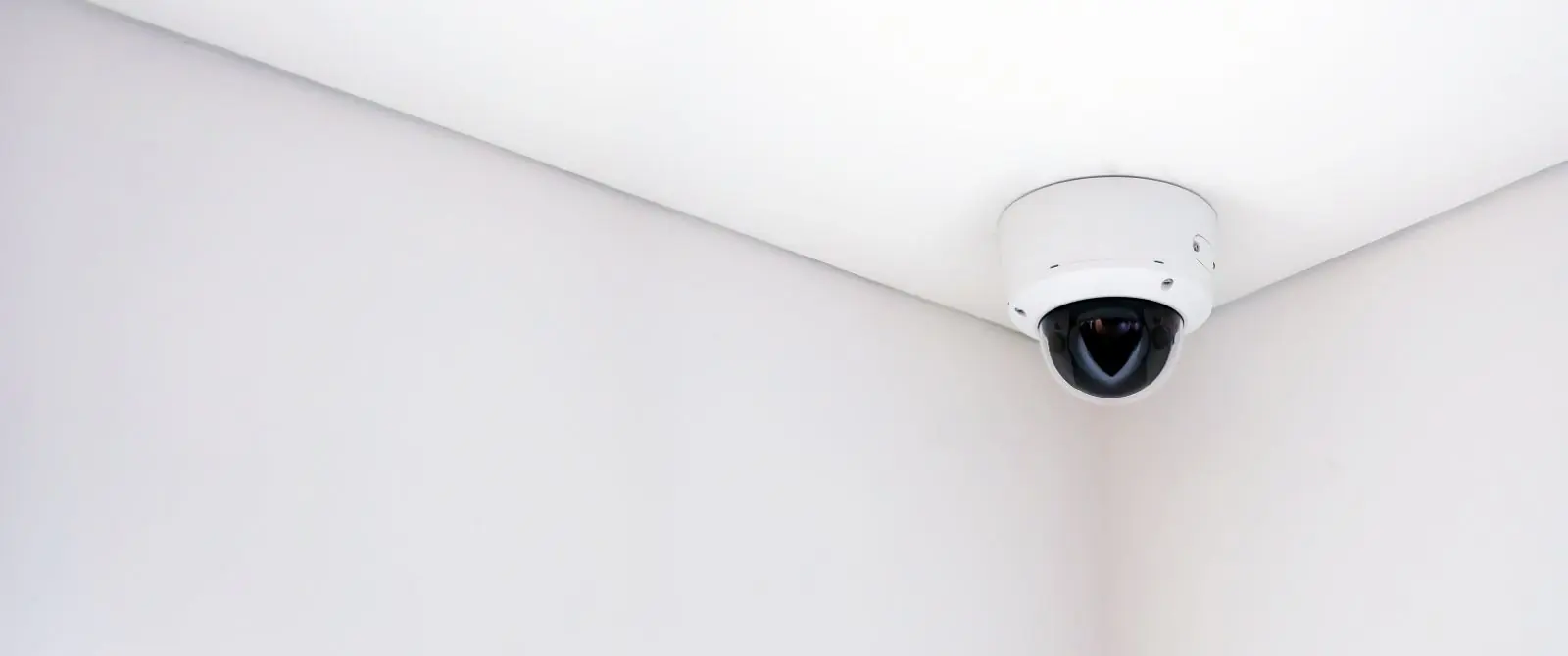 Dome camera in de hoek van een plafond