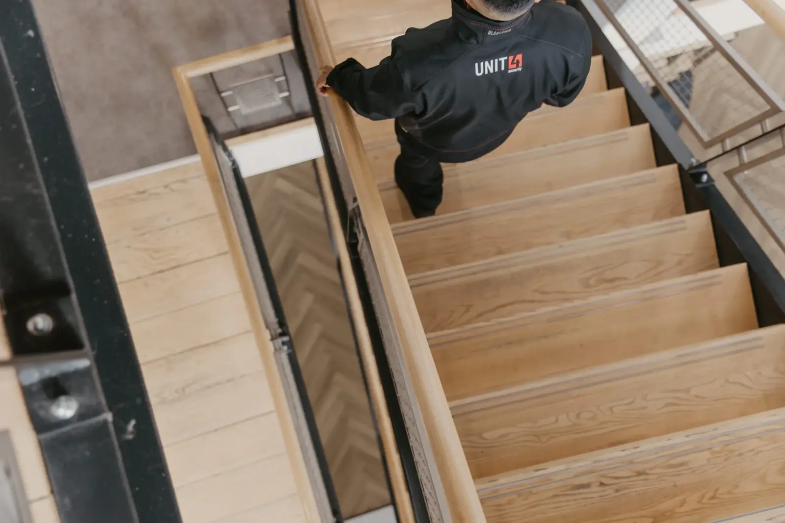 Beveiliger van Unit4security loopt een trap af