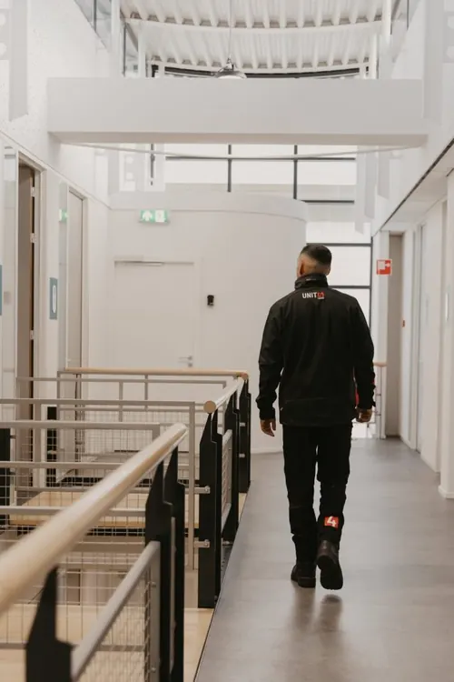 Beveiliger van Unit4security loopt door een gang