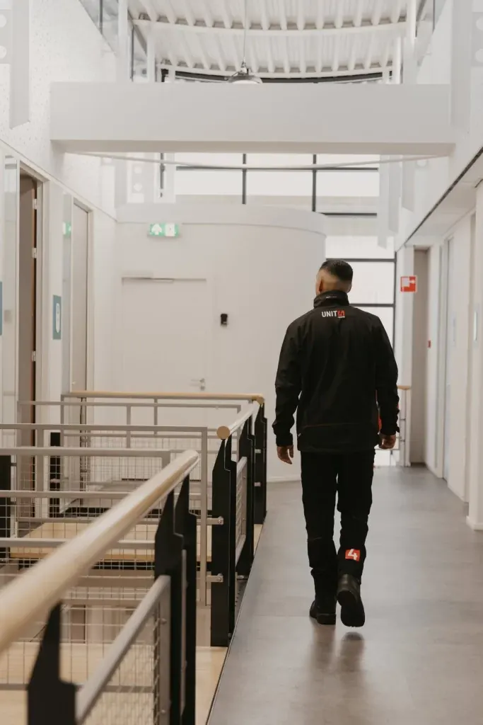 Surveillant van Unit4security in een bedrijfspand